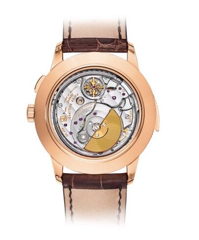 The exquisite and latest movement could be appreciated through the transparent case back.