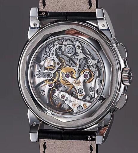 The exquisiteness of Patek Philippe movement could be seen through the transparent caseback.