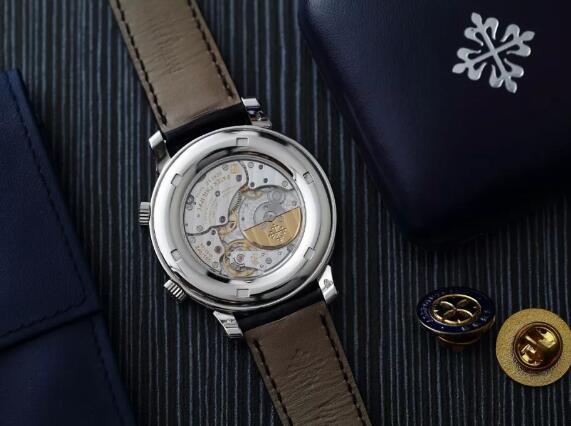 The sophisticated movement could be viewed through the transparent caseback.