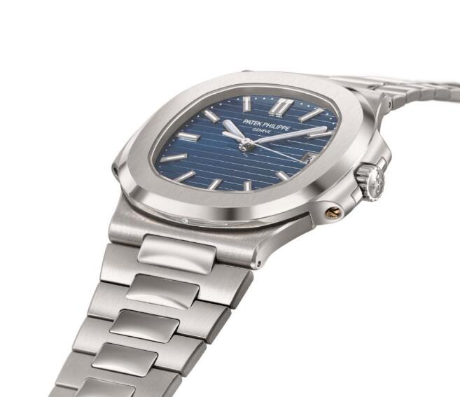 In order to present its nobility, the timepiece has been engraved with a diamond at 6 o'clock position of the case.