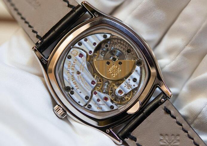 The operation of the movement could be viewed through the transparent caseback.