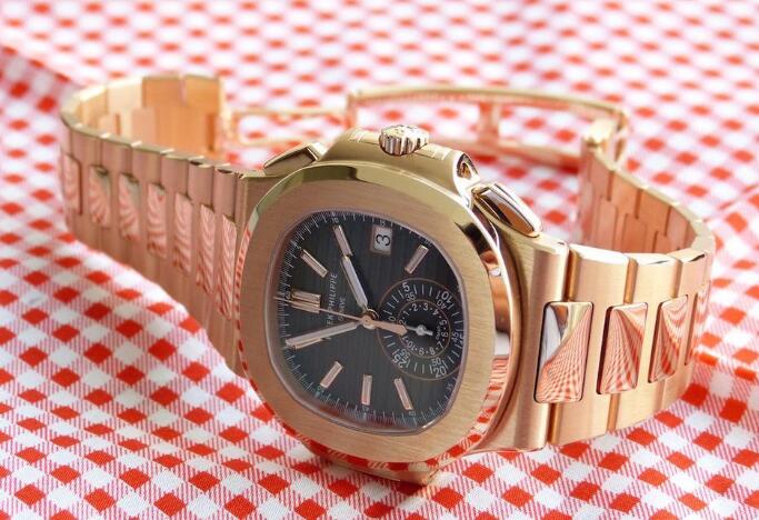 The rose gold case and bracelet makes this model very noble and precious.