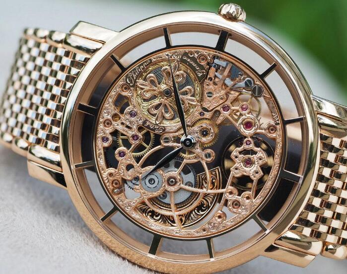 The skeleton dial presents the brand's high level of watchmaking industry.