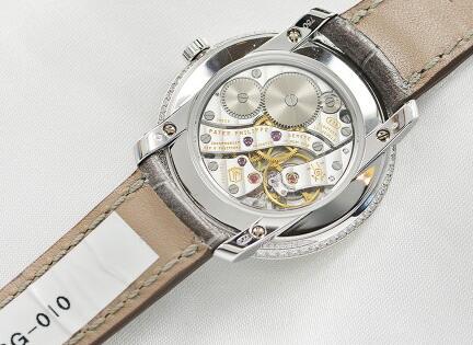 The movement could be viewed through the transparent caseback.