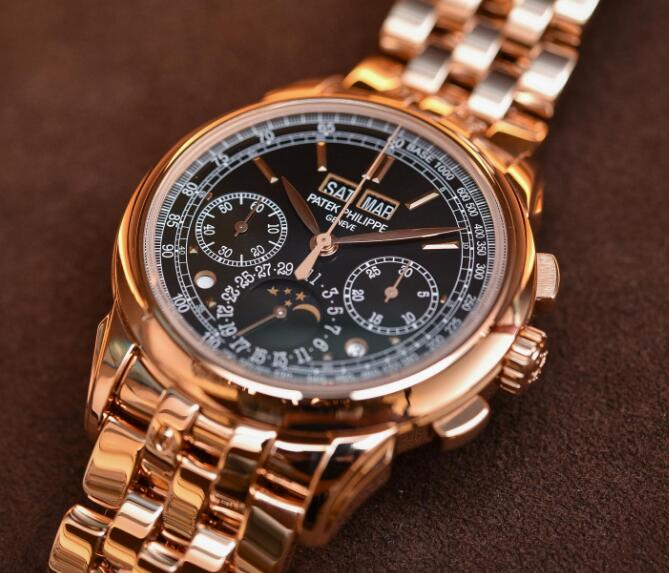 The rose gold case and bracelet endow the timepiece with nobility and luxury.