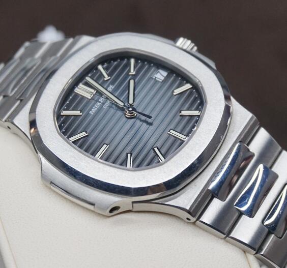 With the ultra thin case, this Patek Philippe can also be considered as formal watch.